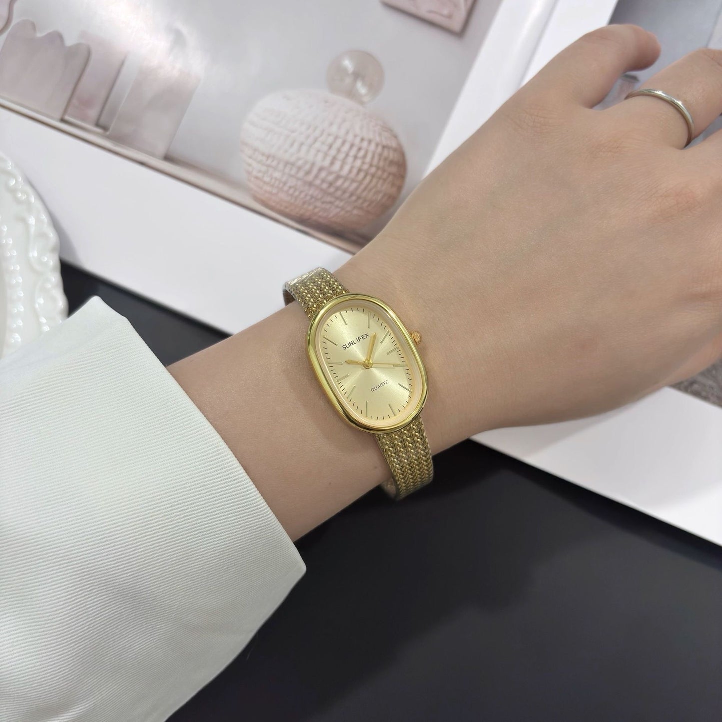 SUNLIFEX Gold Mesh Oval Watch – Minimalist Elegance in Timeless Design