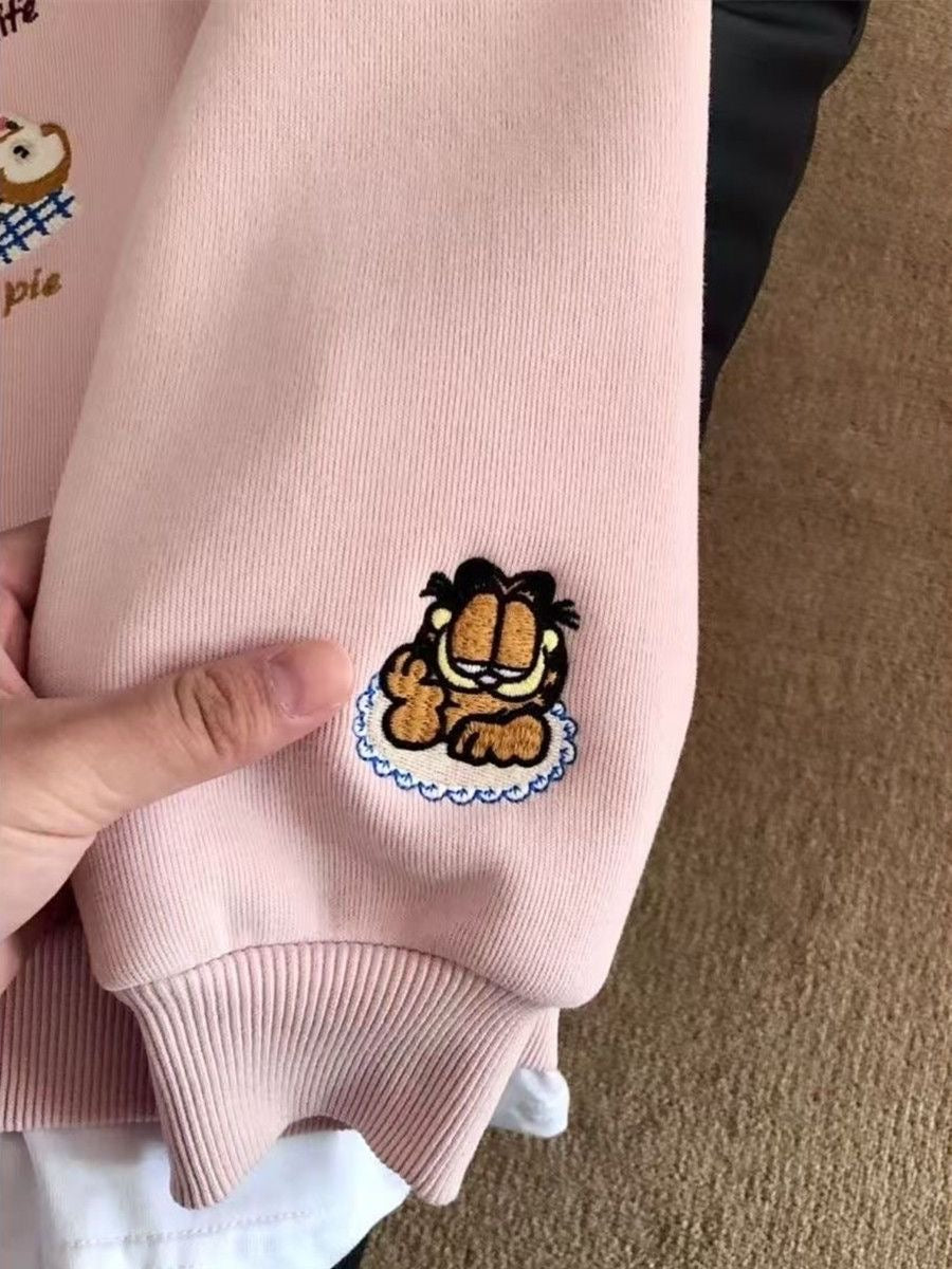 Garfield’s Happy Life Embroidered Sweatshirt – Pink Cozywear with Cartoon & Dessert Motifs