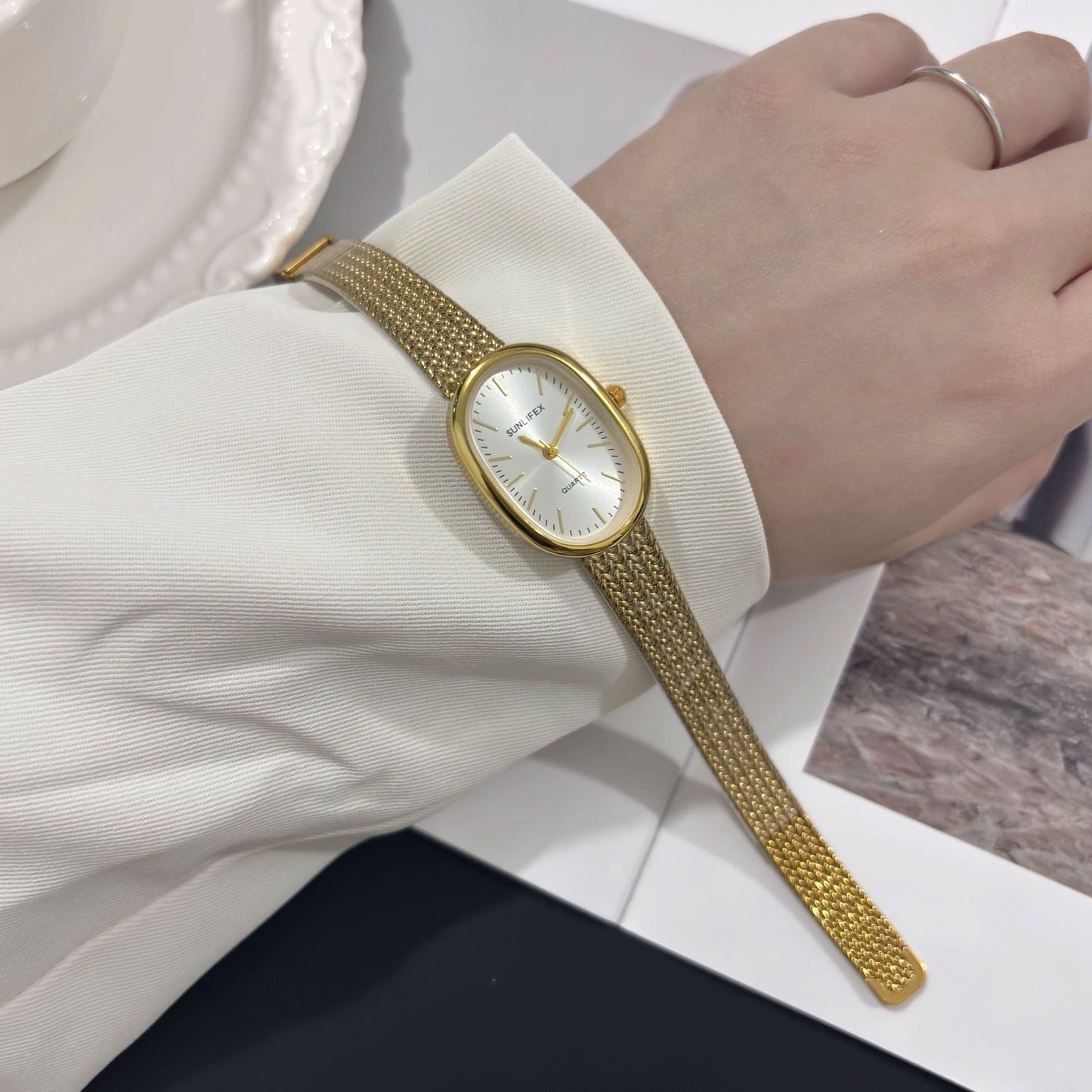 SUNLIFEX Gold Mesh Oval Watch – Minimalist Elegance in Timeless Design
