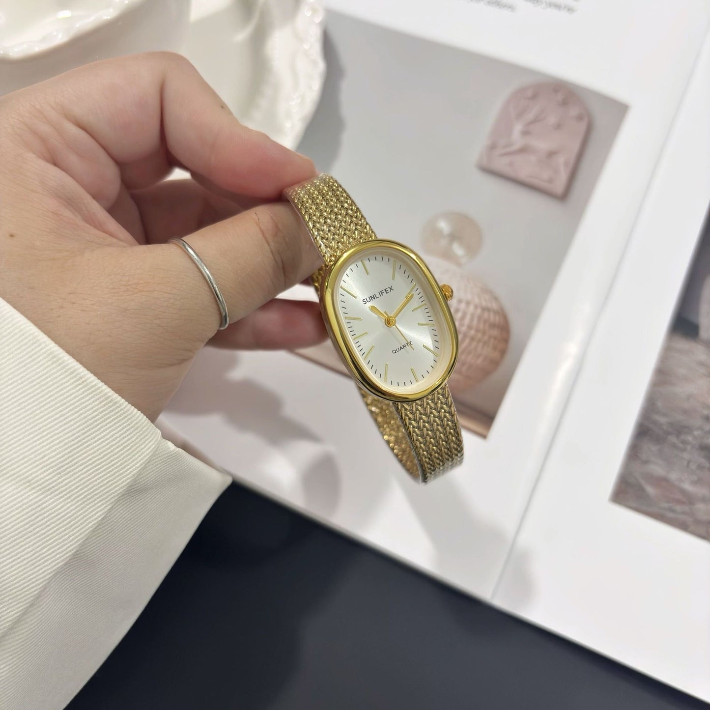 SUNLIFEX Gold Mesh Oval Watch – Minimalist Elegance in Timeless Design